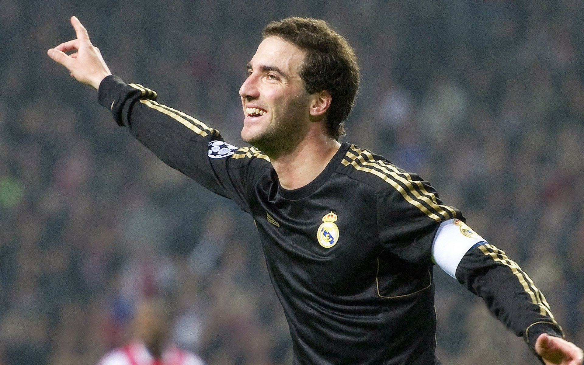 爱游戏官方网站-英超球队争夺欧冠资格激烈展开，英超夺得欧冠的球队